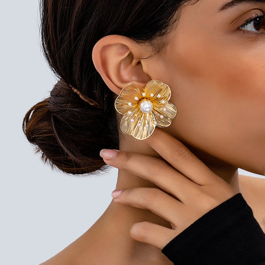 Aretes de flores doradas grandes
