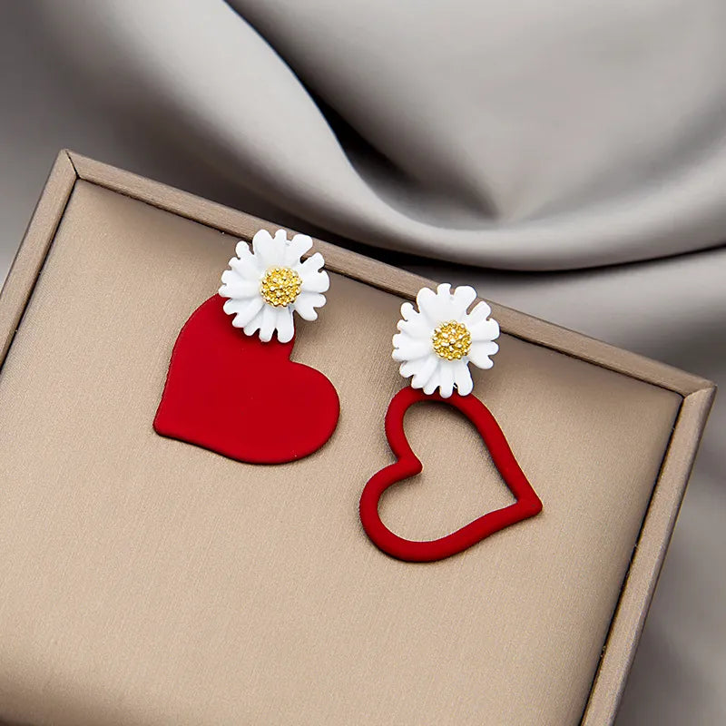 Aretes de corazones rojos y flores blancas