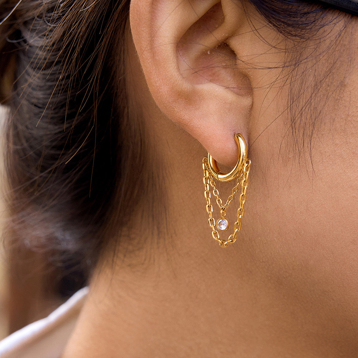 Aretes tipo Huggie con cadena - acero inoxidable