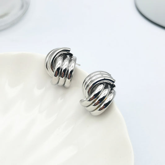Aretes plateados entrelazados