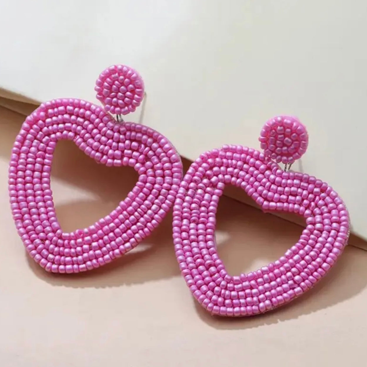 Aretes de corazones chaquiras rosa