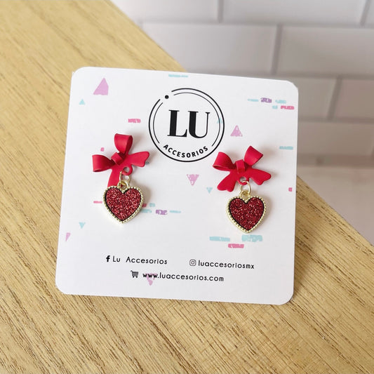 Aretes de corazón  rojos escarchados